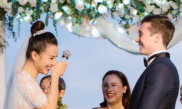 Hoàng Oanh tiết lộ chuyện bất ngờ về chồng Tây sau lễ cưới