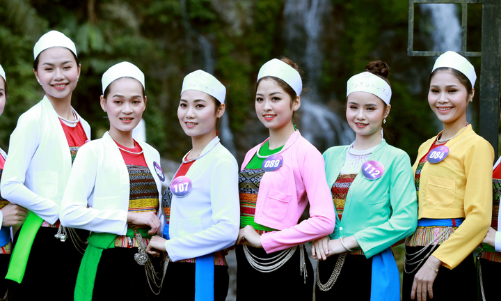Dàn thí sinh ‘Người đẹp xứ Mường 2019’ khoe sắc tại thác Cửu Tú Sơn