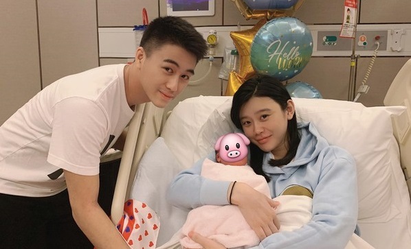 Chồng thiếu gia tiệc tùng ở Singapore mặc Hề Mộng Dao chăm con