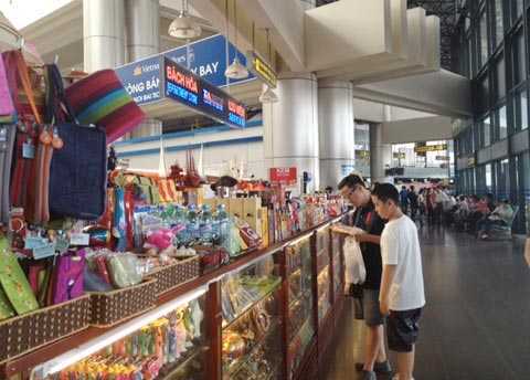 Bán đồ ăn, lưu niệm tại sân bay thu về 2.600 tỷ đồng một năm