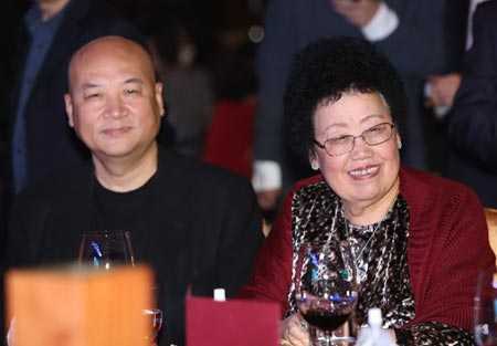 Chuyện tình những nữ tỷ phú kết hôn với 'phi công trẻ'