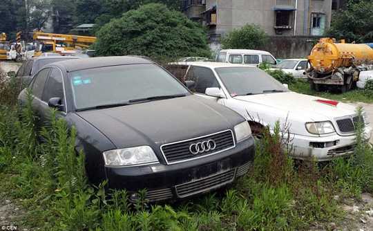 Cận cảnh dàn siêu xe bí ẩn bị đại gia Trung Quốc bỏ rơi trong rừng