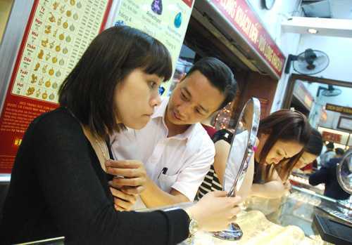 Giá vàng ‘bốc hơi’ 200.000 đồng/lượng