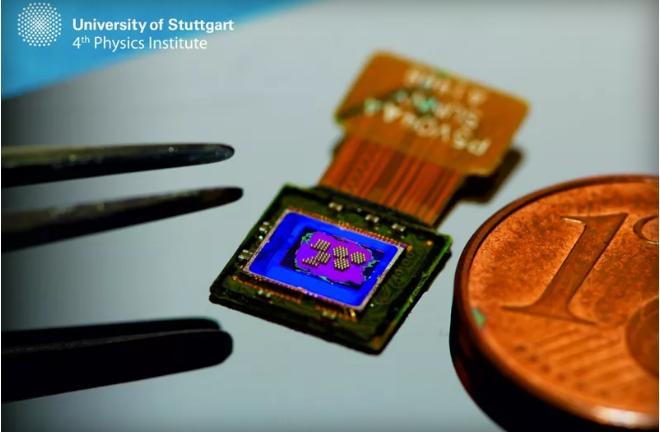 Sửng sốt với camera bé hơn hạt muối