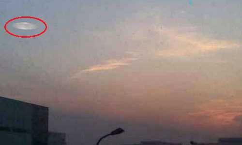 UFO lơ lửng 10 tiếng giữa trời Thượng Hải