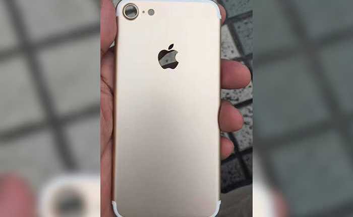 Camera iPhone 7 lộ diện qua bức ảnh chụp trộm