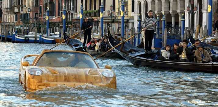 Siêu xe Ferrari đặc biệt: Vừa chạy nhanh, vừa 'biết bơi'