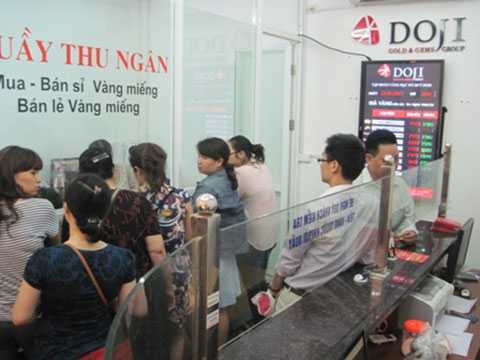 Giá vàng hôm nay ‘rơi’ tự do