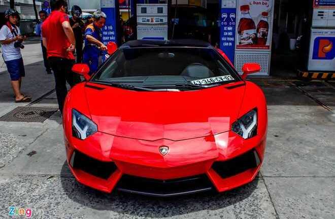 Đi đổ xăng, siêu xe Aventador Roadster cũng gây chú ý