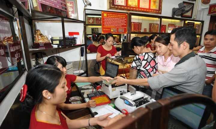 Giá vàng hôm nay 12/8 tiếp tục giảm sâu