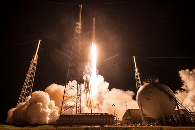 Choáng ngợp hình ảnh tên lửa Falcon 9 đưa vệ tinh JCSAT-16 lên quỹ đạo