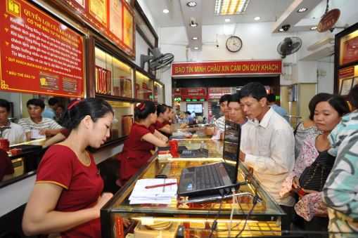 Giá vàng hôm nay 18/8 vẫn yếu so với giá vàng thế giới