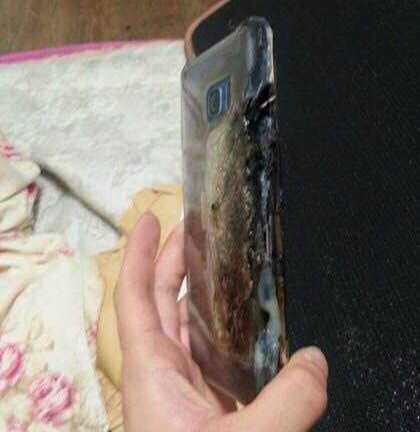 Đến lượt Galaxy Note 7 phát nổ khi đang sạc