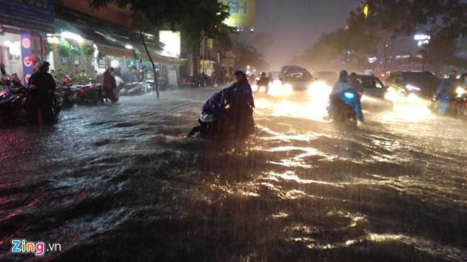 Mưa to giờ cao điểm, Sài Gòn ngập nặng, giao thông rối loạn