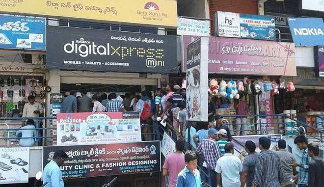 Dân Ấn Độ xếp hàng nhận SIM dùng chùa 3 tháng