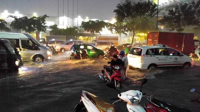 Thảm cảnh ôtô, xe máy bị nhấn chìm sau trận mưa lớn ở TP.HCM