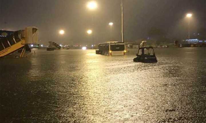 Sân bay Tân Sơn Nhất ngập nặng, hơn 70 chuyến bay bị ảnh hưởng