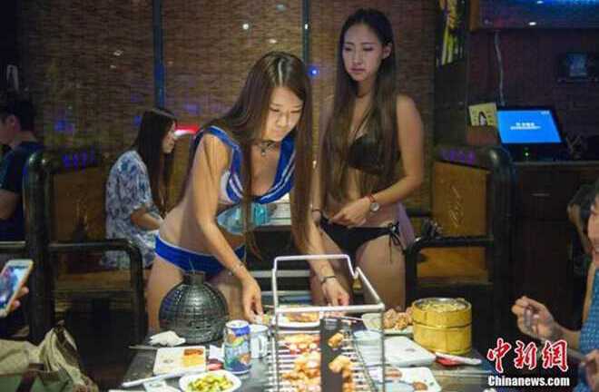 Tuyển mỹ nữ diện bikini phục vụ khách, nhà hàng bị yêu cầu đóng cửa