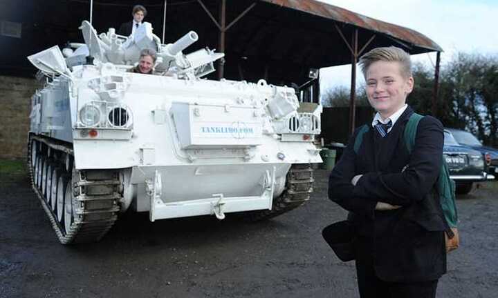 Chán siêu xe, du thuyền, thiếu gia rủ nhau đi học bằng xe tăng