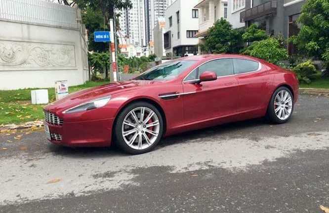 Soi siêu xe Aston Martin Rapide màu 'độc' giá 5 tỷ đồng tại Việt Nam
