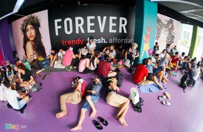 Người Việt lại vung tay chi tiền thuê người xếp hàng mua iPhone 7