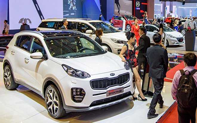 Ô tô đồng loạt tăng giá 100 triệu đồng: Khách không kịp trở tay