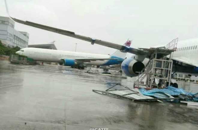 Siêu bão Meranti thổi dạt máy bay Boeing