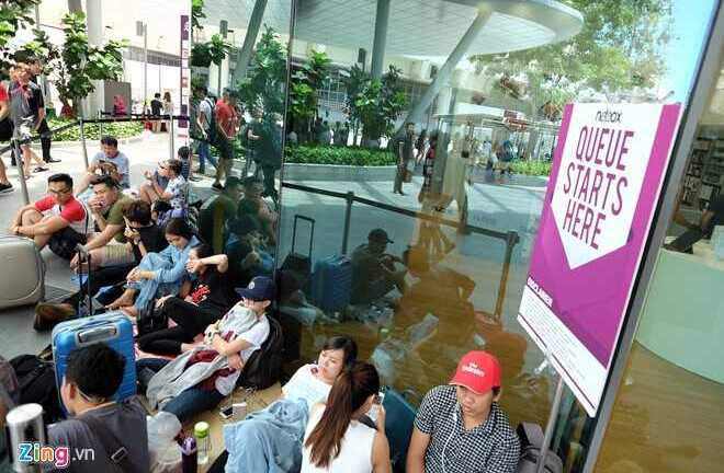 Xếp hàng mua iPhone 7 ở Singapore: Tranh cãi và bị giải tán