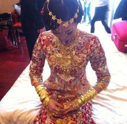 Phát hoảng với cô dâu đại gia phủ kín vàng trên người