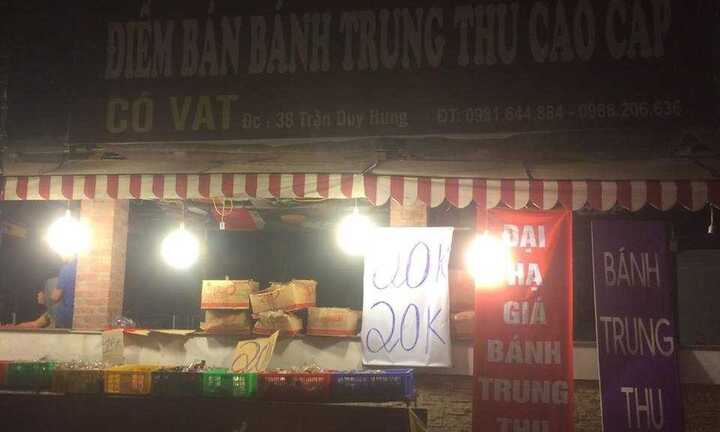 Người dân đổ xô đi mua bánh trung thu cao cấp 20.000 đồng