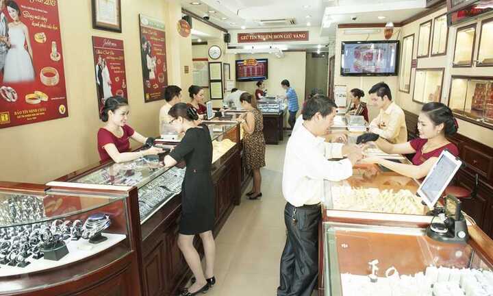 Giá vàng hôm nay 27/9 ‘nín thở’ chờ sóng lớn