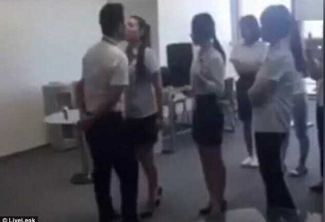 Thực hư nội quy gây 'sốc': Nhân viên nữ xếp hàng cho sếp hôn mỗi ngày