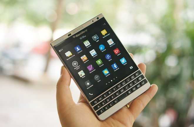 BlackBerry Passport màu bạc giảm giá 4,5 triệu đồng