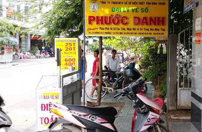 'Vé số kiểu Mỹ' tự ý nâng giá, bán dạo tràn lan ở miền Tây