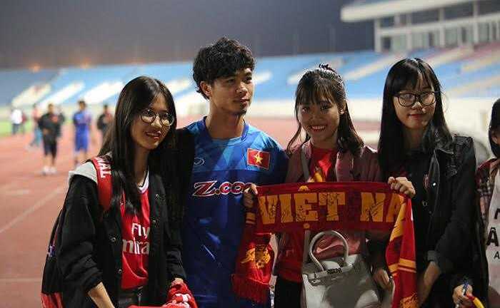 Về nước, Công Phượng, Tuấn Anh bị hotgirl vây chặt