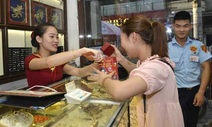 Giá vàng hôm nay 4/11 nóng hầm hập dù giá vàng thế giới đuối sức