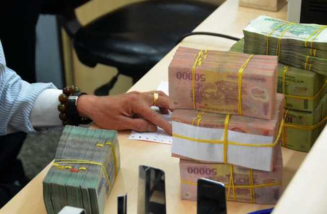 Liên tục ‘thủng trần’, lãi suất tiết kiệm chỉ còn 8%/năm