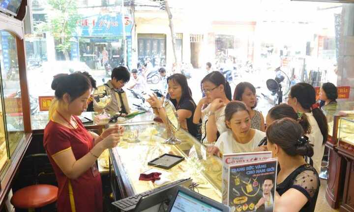 Giá vàng hôm nay 15/11 tăng 'dựng đứng'