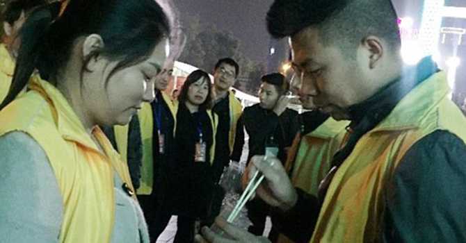 Công ty Trung Quốc phạt nhân viên ăn giun vì thiếu chỉ tiêu