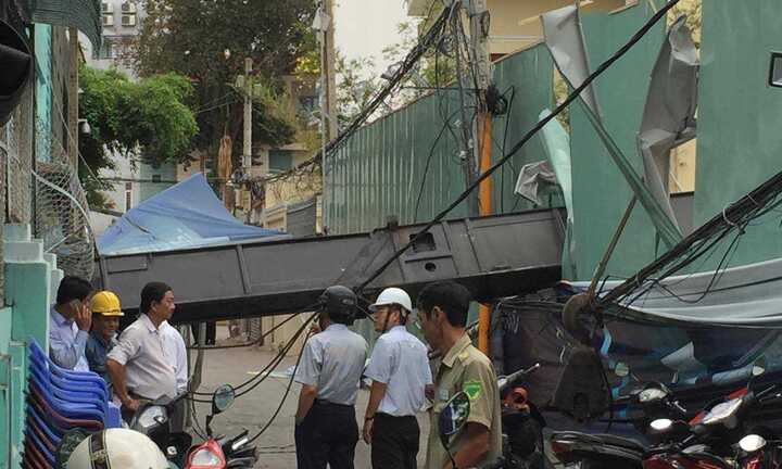 Cần cẩu lại đổ sập lên nhà dân