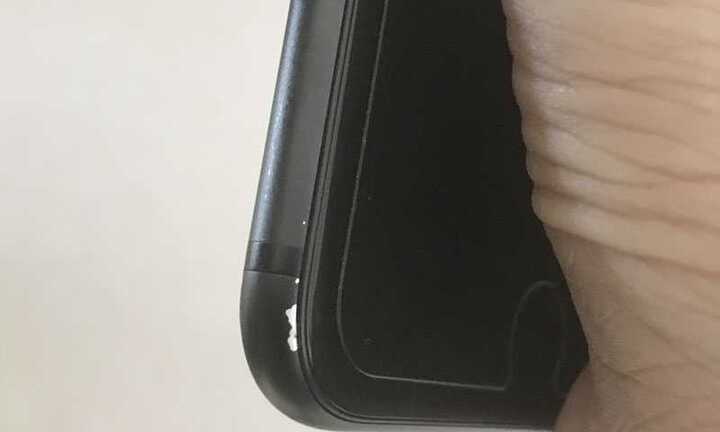iPhone 7 Plus màu đen nhám tại Việt Nam cũng bị bong tróc sơn
