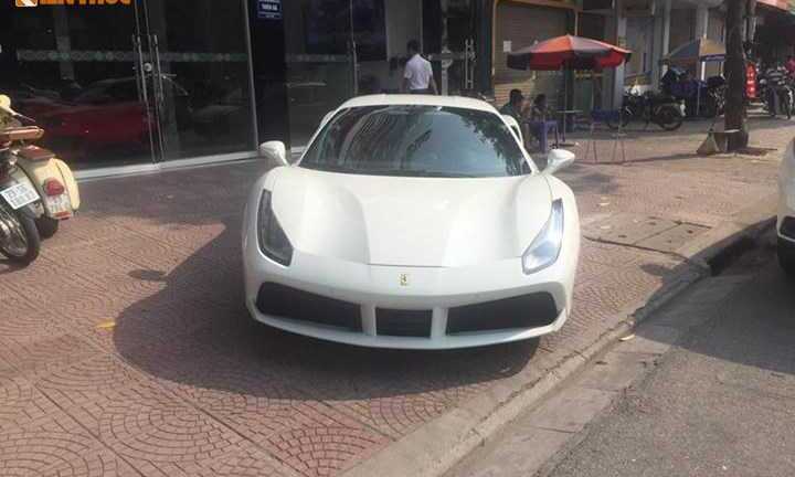 Siêu xe Ferrari 488 GTB 16 tỷ bày bán trên vỉa hè Hà Nội