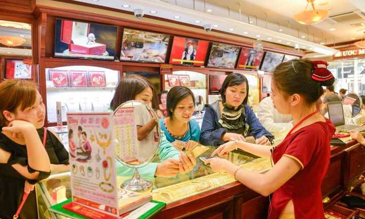 Giá vàng hôm nay 26/11 bất ngờ bật tăng, nhà đầu tư vẫn bi quan