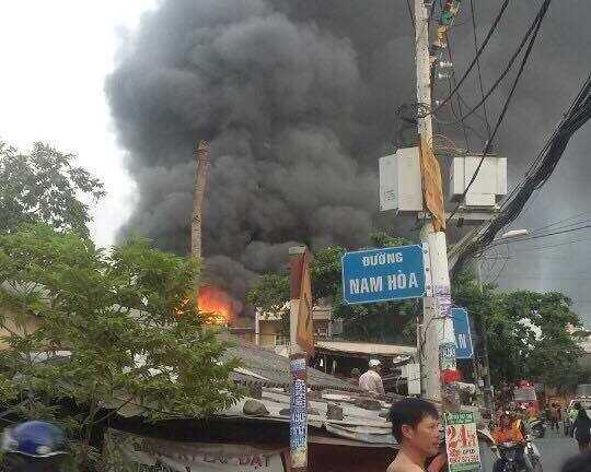 Cháy lớn ở Sài Gòn, nhiều người đang mắc kẹt
