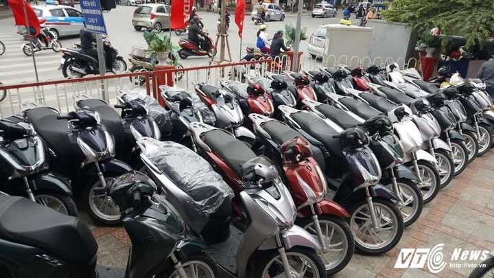 Chênh giá 13 triệu, Honda SH 2017 vẫn vắng khách