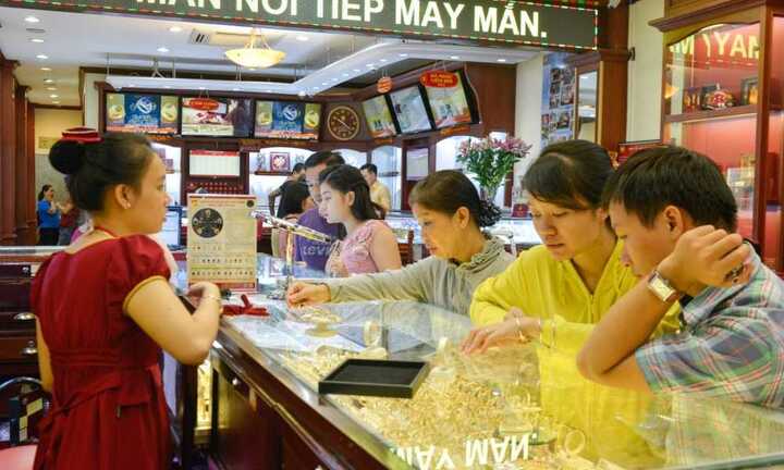 Giá vàng hôm nay 2/12 vẫn đắt đỏ, rủi ro chưa giảm