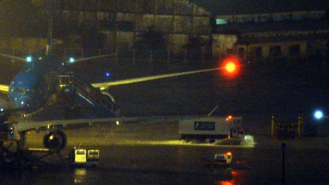 Mưa lớn kéo dài, sân bay Tân Sơn Nhất lại ngập nặng