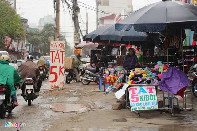 Tất Australia, Nhật, Hàn giá 5.000 đồng 'đại náo' vỉa hè Hà Nội