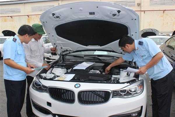 Ô tô nhập khẩu ùn tắc: Giá xe đắt thêm trăm triệu đồng