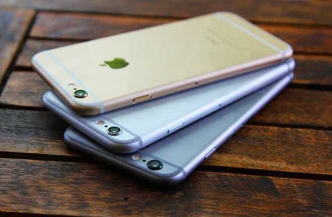 Tung bão đại hạ giá cuối năm, smartphone xách tay vẫn ế ẩm